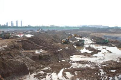 项目现场挥汗如雨 义乌双江湖首期集聚区块建设“蹄疾步稳” 土石方工程施工